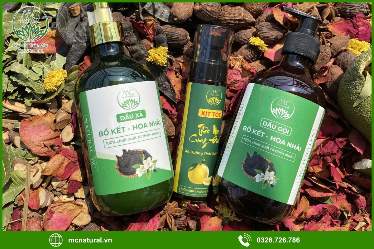 Mẹ sau sinh da đầu nhạy cảm có nên dùng dầu gội bồ kết không?